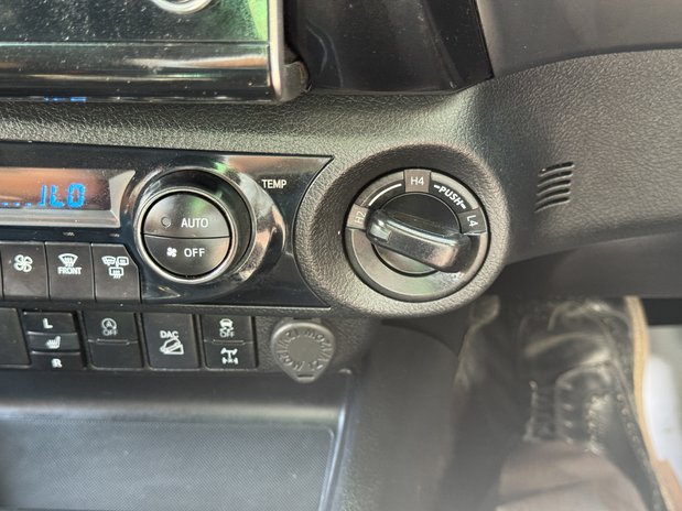 Toyota Hilux Invincible X | Auto | 2.8 LT | Double Cab | Sensors | EURO 6 | NO VAT 39