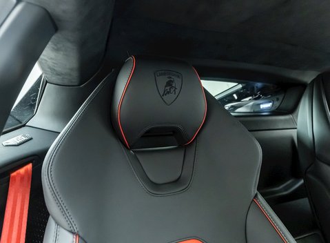 Lamborghini Huracan LP640-4 EVO 10