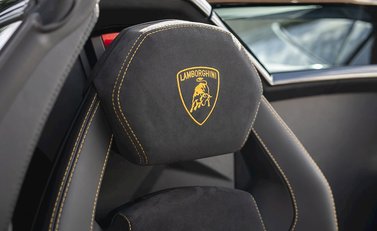 Lamborghini Aventador S LP740-4 Roadster 17