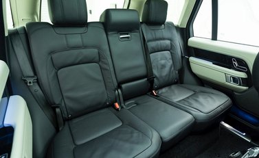 Land Rover Range Rover D300 Westminster Black Edition 12