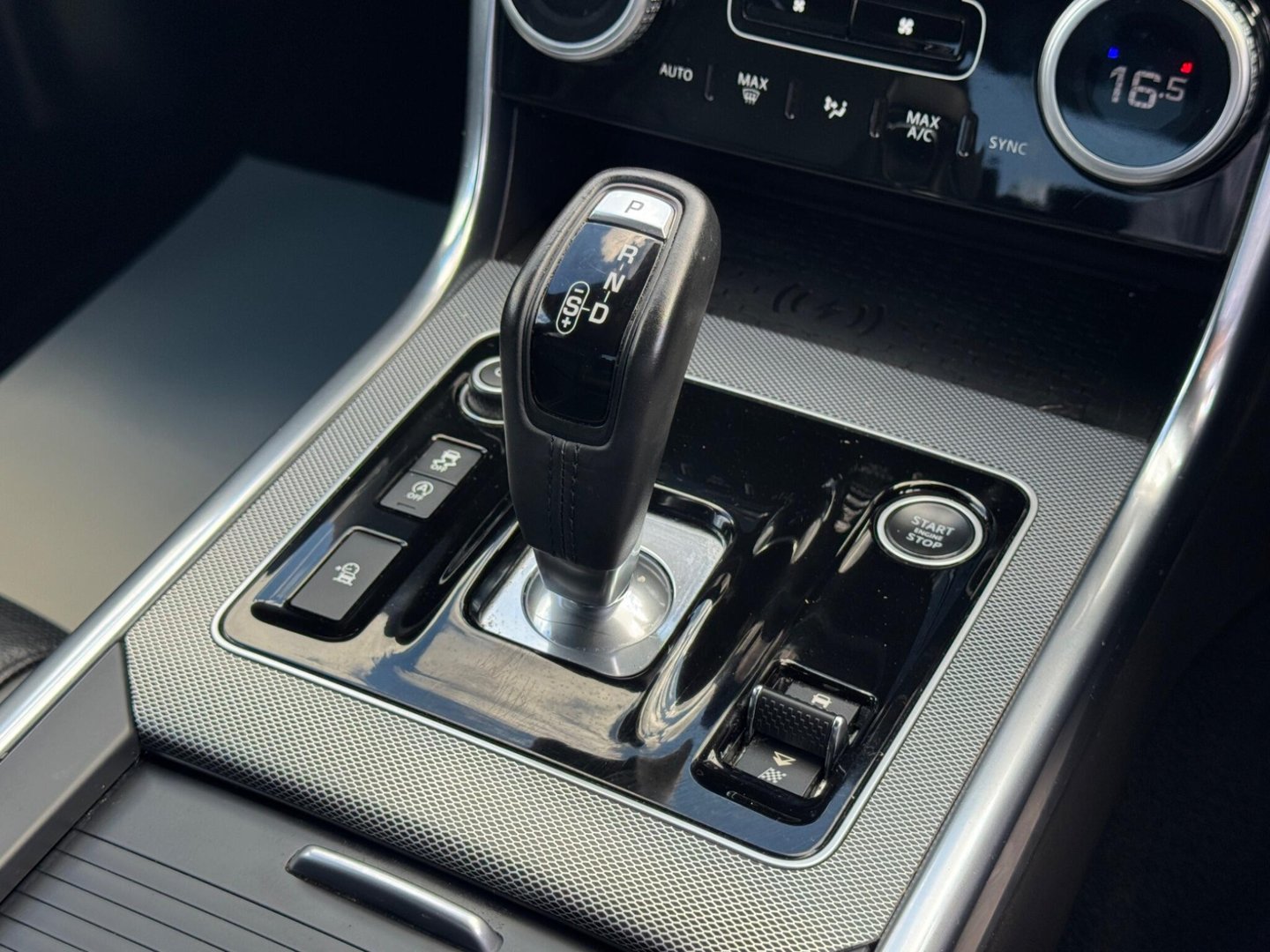 2019 Jaguar XE — image 27