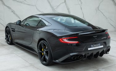 Aston Martin Vanquish S 9