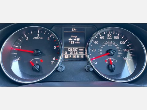 Nissan Qashqai 2.0 dCi Tekna Auto 4WD Euro 5 5dr (AVM) 28