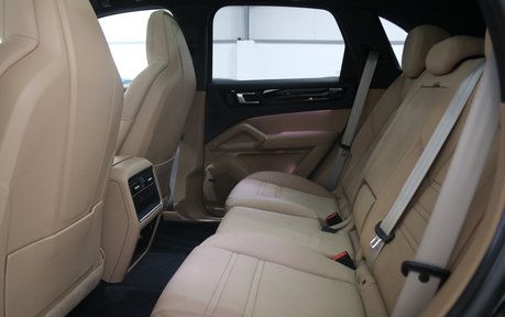 Porsche Cayenne V6 Platinum Edition - PTS Colour and Incredible Specification 12
