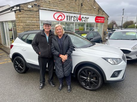 Helen and Phil from Leeds collecting their new Seat Arona.