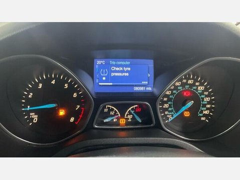 Ford Focus 1.0T EcoBoost Titanium Navigator Euro 5 (s/s) 5dr 8