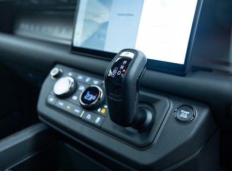 Land Rover Defender OCTA EDITION ONE 32