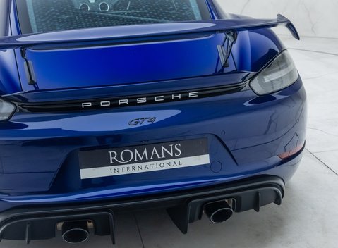 Porsche Cayman GT4 (718) 31