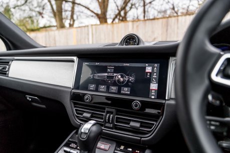 Porsche Macan S PDK. PANO ROOF. BOSE SOUND SYSTEM. HEATED FRONT SEATS. REVERSING CAMERA. 24