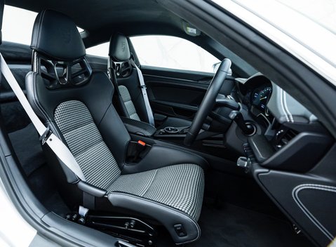 Porsche 911 GT3 Touring (992) 11