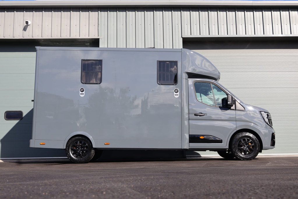 Renault Master DEMO MODEL 3.5 TON ADVANCE 150 AUTO STALLION BUILD SEEKER HORSEBOX REAR BED 4