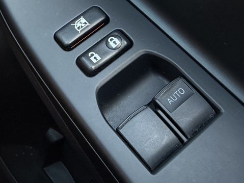 Toyota Yaris 1.5 Hybrid Design 5dr CVT [Nav] 32