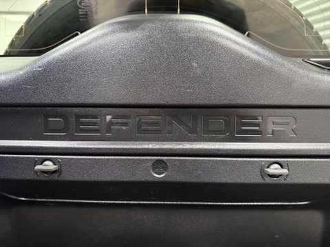 Land Rover Defender 3.0 D250 MHEV SE Hard Top SUV 5dr Diesel Auto 4WD MWB Euro 6 (s/s) (250 ps) 36