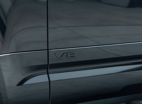 Land Rover Defender 110 V8 Bond Edition 38