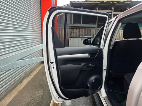 Toyota Hilux INVINCIBLE 4WD D-4D DCB 21