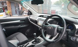 Toyota Hilux INVINCIBLE 4WD D-4D DCB FSH Fresh MOT Recent New Rear Tyres Tow Bar 1 Owner 18