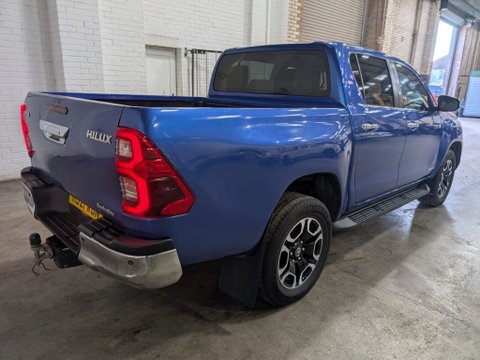 Toyota Hilux INVINCIBLE 4WD D-4D DCB 4