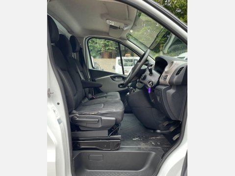 Renault Trafic 1.6 dCi 27 Business+ SWB Standard Roof Euro 5 5dr 28