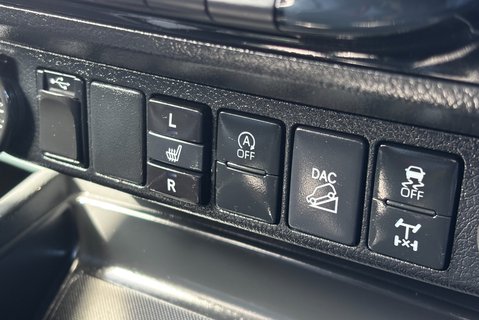 Toyota Hilux Invincible X 4WD 2.8 D-4D Double Cab Pickup - Hardtop Canopy 31