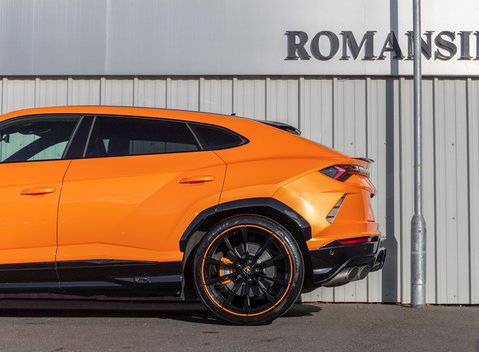 Lamborghini Urus Pearl Capsule 31