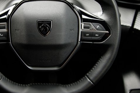Peugeot 208 PURETECH ALLURE S/S 19