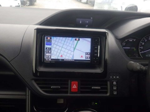 Toyota Voxy Hybrid 11