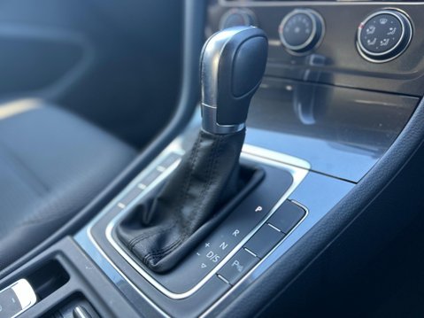Volkswagen Golf SE NAVIGATION TSI BLUEMOTION TECHNOLOGY DSG 14