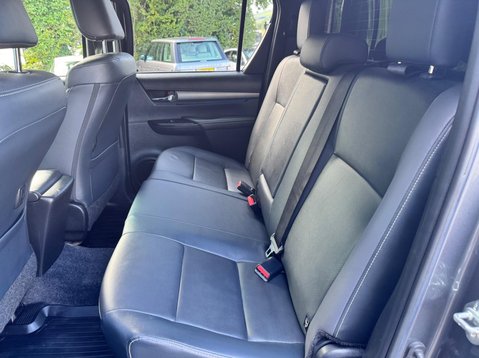 Toyota Hilux INVINCIBLE X 4WD D-4D DCB 38