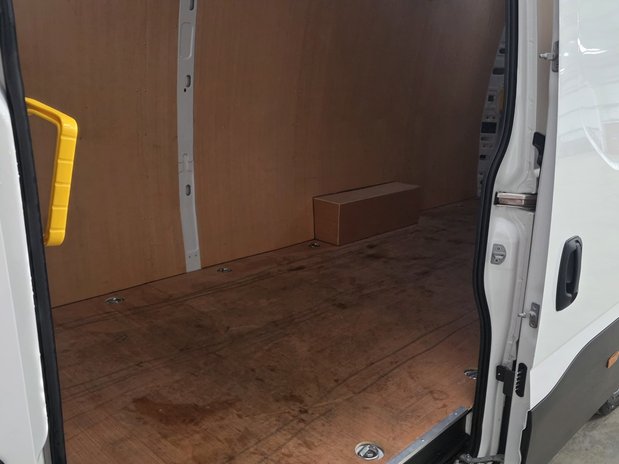Iveco Daily Daily 35C14 Diesel 2.3 High Roof Business Van 4100L WB Hi-Matic 23