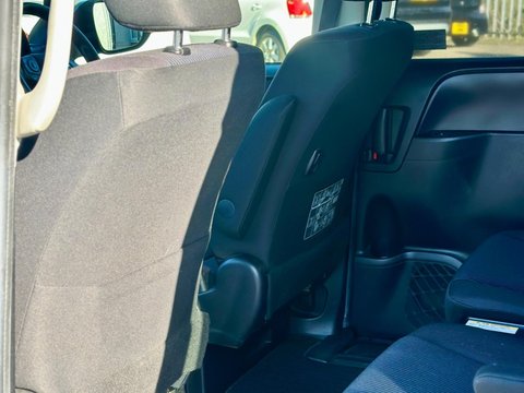 Toyota Noah Hybird 7 Seaters 40