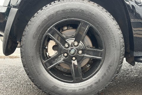 Land Rover Defender 90 D200 Hard Top MHEV 33