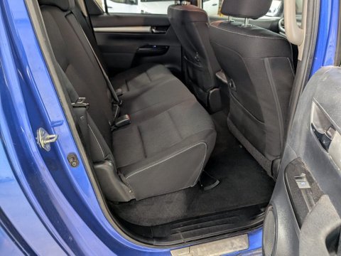 Toyota Hilux INVINCIBLE 4WD D-4D DCB 12