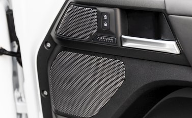 Land Rover Defender 90 V8 23