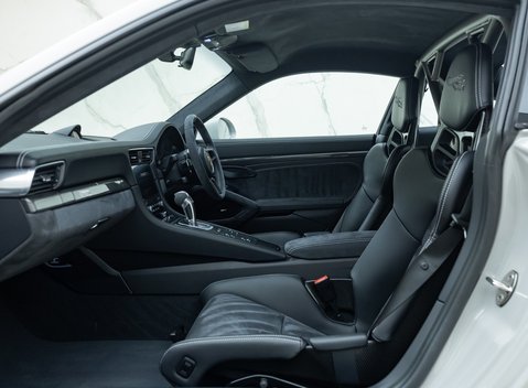 Porsche 911 GT2 RS (991) 18