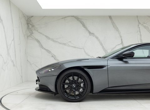 Aston Martin DB11 V8 Shadow Edition 22
