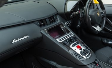 Lamborghini Aventador LP 700-4 ROADSTER 21