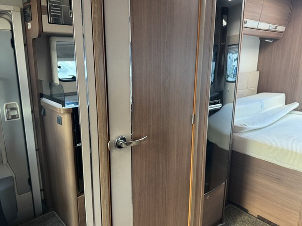 Elddis Majestic 254 2 Belt|4 Berth|Transverse Island Bed|Kitchen|Bathroom|Large Fridge Freezer 19