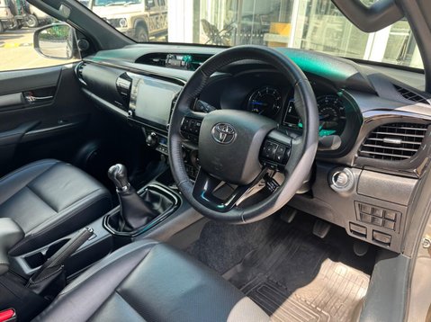 Toyota Hilux INVINCIBLE X 4WD D-4D DCB 31