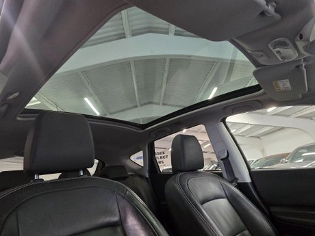 Nissan Qashqai 2.0 dCi Tekna Auto 4WD Euro 5 5dr (AVM) 38