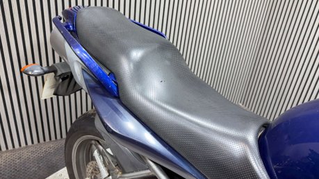 Yamaha FZ 2004 HIGH MILEAGE COMMUTER BIKE / PARTS BIKE 600CC 18