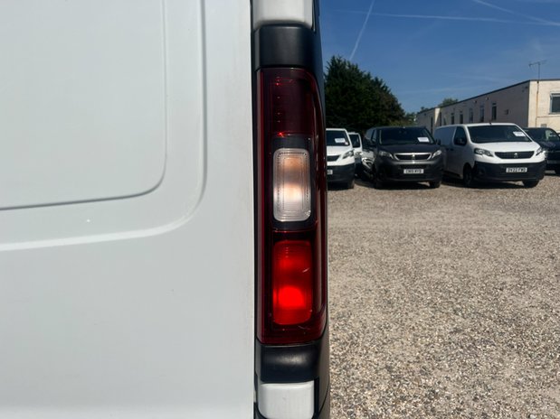 Vauxhall Vivaro LWB High Roof L2H2 120 Bi Turbo Air Con 1 Owner 23