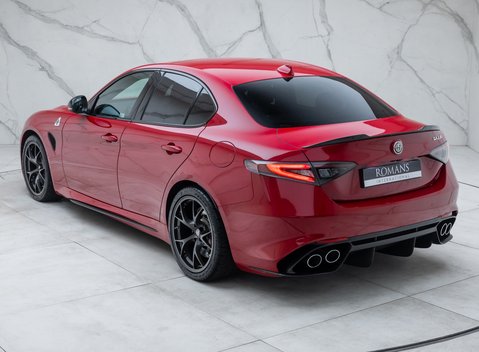 Alfa Romeo Giulia QUADRIFOGLIO 12