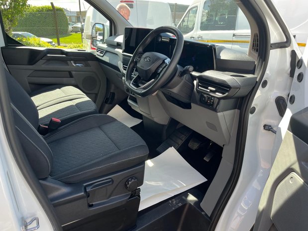 Ford Transit Custom TRANSIT CUSTOM 320 L2 DIESEL FWD 2.0 Eco Blue 136ps H1 Kombi Limited 9-Seat 15