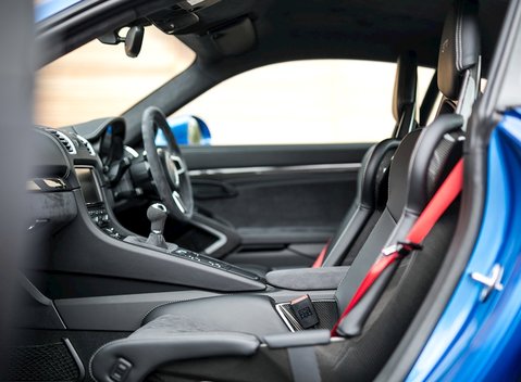 Porsche Cayman GT4 13