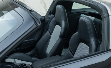 Porsche 911 Targa 50 YEARS PORSCHE DESIGN EDITION (992) 37
