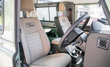 Land Rover Defender 90 Heritage 12