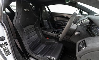 Aston Martin Vantage GT8 10
