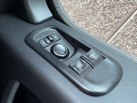 Renault Master 2.3 dCi 35 Business+ Panel Van 4dr Diesel Manual FWD LWB Medium Roof Euro 6 9