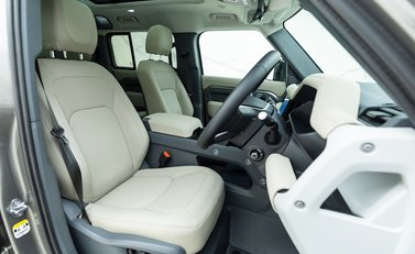 Land Rover Defender 110 XS Edition P400 10