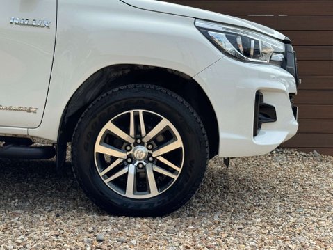 Toyota Hilux 2.4 HI-Luxury Invincible X D-4D 4WD Double Cab 4WD 5dr 12